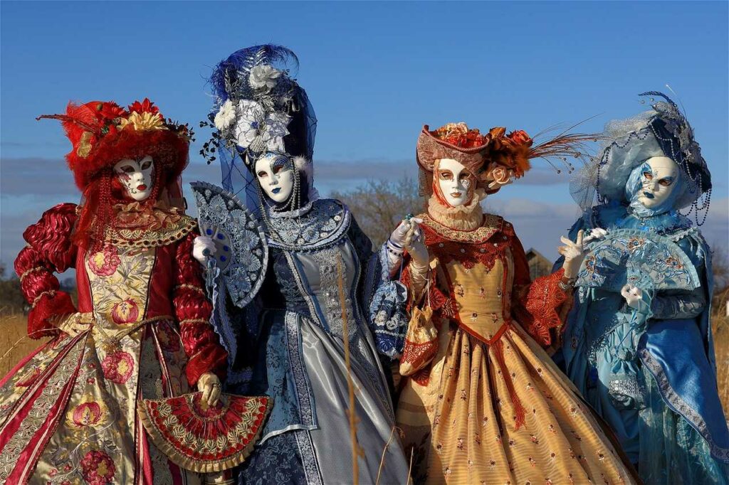Wie wurde Karneval in Venedig historisch gefeiert?