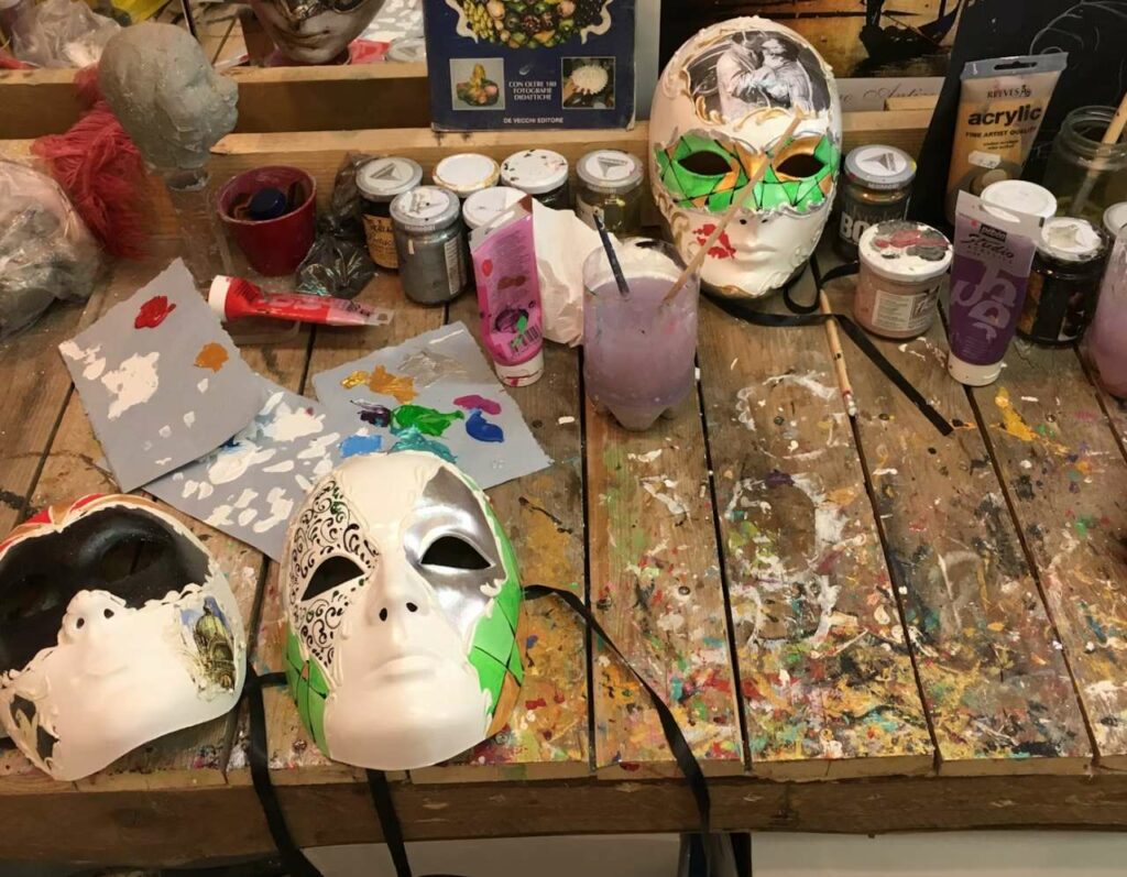 Teilnahme an einem Maskenbau-Workshop