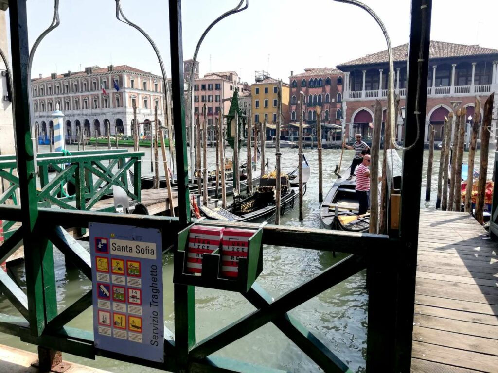 Den Canal Grande mit einem Traghetto überqueren
